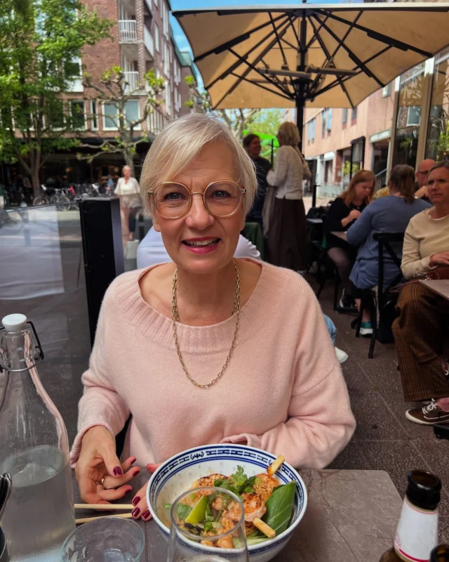 Inspelningen av BTJ-dagarna är precis avslutad och vi firar med god mat och alkoholfri öl i Lund där solen bara flödar. Och nu ska vi till Akademibokhandeln för att inspireras inför vårens och höstens utgivning 2026! Vilka författare och ämnen saknar du i den lättlästa utgivningen? /Lina & Lena Maria 

#btj  #lättläst #förlag #livetpåförlag @lenamarianordstrand @lina.nordstrand